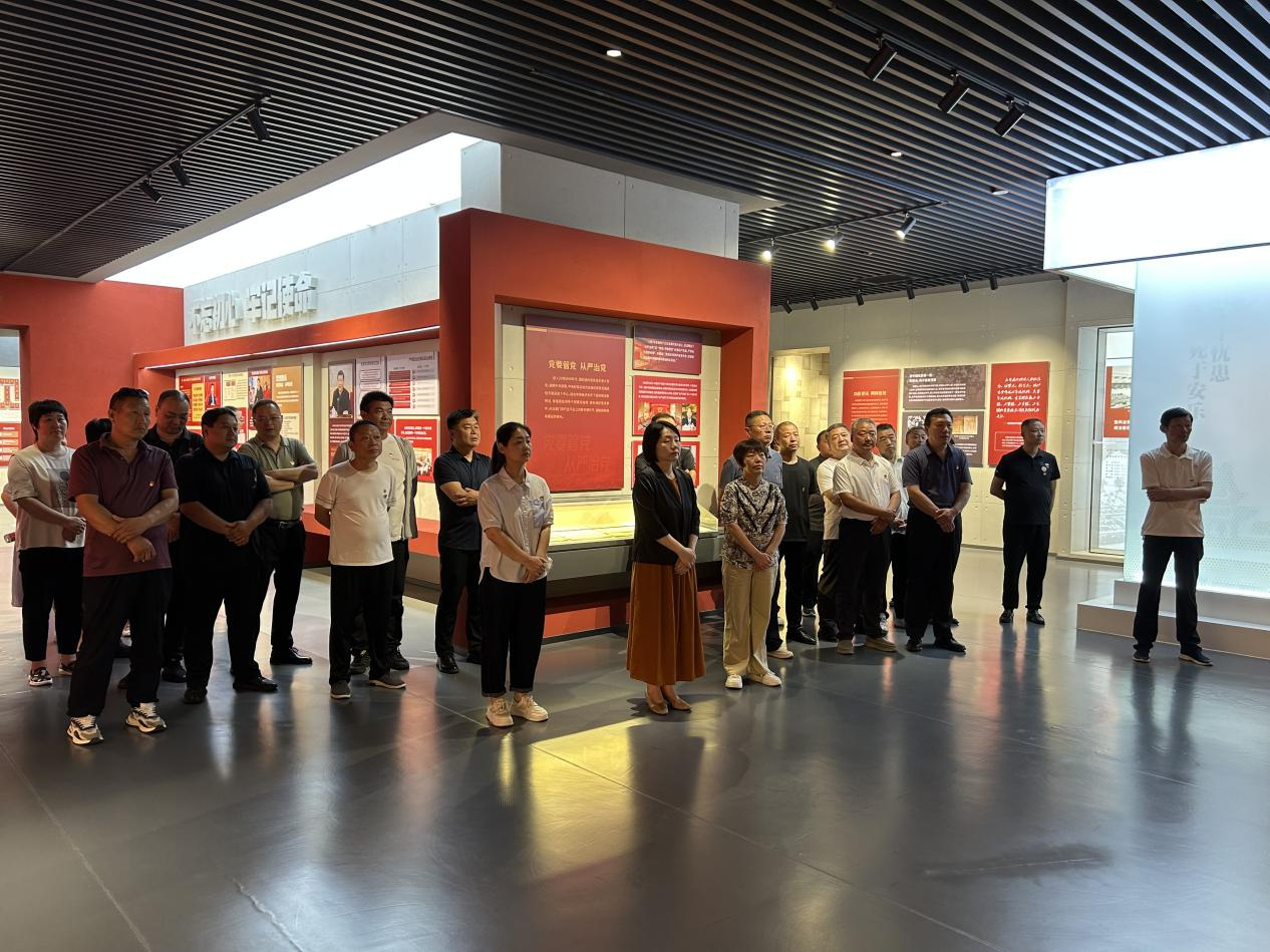 卧龙区现代服务业发展中心开展廉政教育警示活动